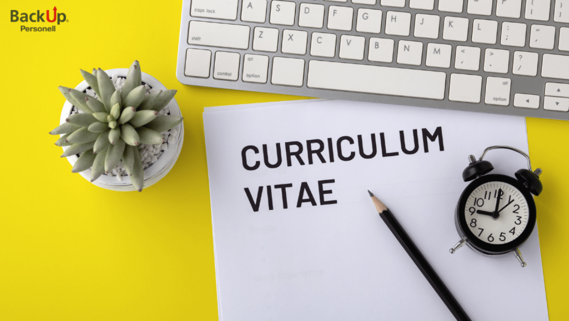 Ark med ordene "Curriculum Vitae" på gul bakgrunn